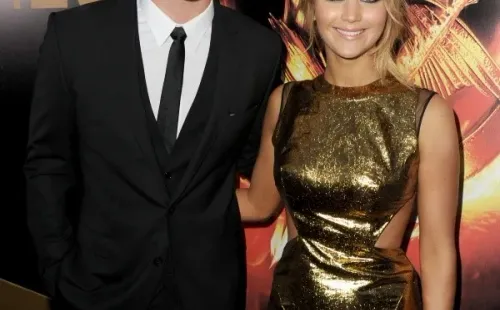 El vestido dorado de Jennifer Lawrance, similar al de Miley Cyrus en Flowers (Getty).