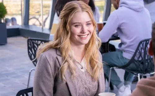 Dylan Sprouse y Virginia Gardner protagonizan Maravilloso Desastre (Diamond Films).