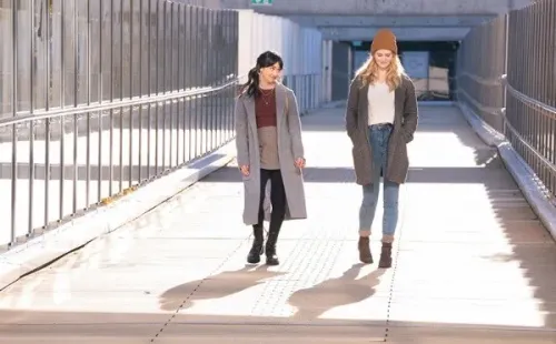 Dylan Sprouse y Virginia Gardner protagonizan Maravilloso Desastre (Diamond Films).