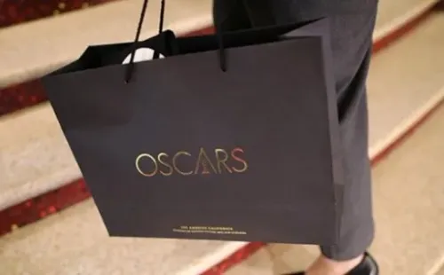 Así son las bolsas de regalo que reciben las estrellas en los Oscar.