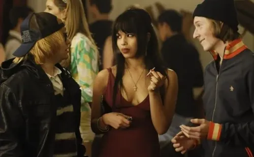 Erik Sullivan junto a Zoë Kravitz en Twelve