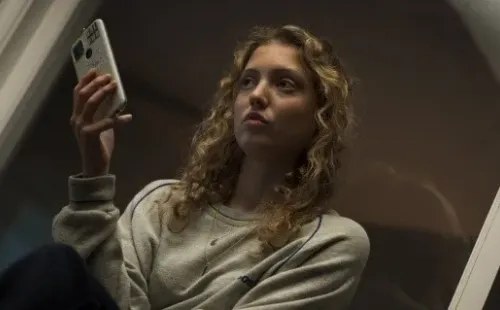 Amelia Clarkson es Wren en Red Rose (Netflix).