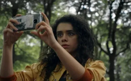 Isis Hainsworth es Roch en Red Rose (Netflix).