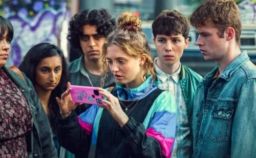 Natalie Blair es Ashley en Red Rose (Netflix).