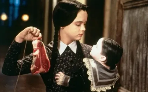 Christina Ricci como Merlina y Kristen Hooper como Pubert. Foto: (IMDB)