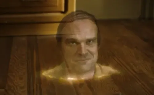 David Harbour es Ernest en Tenemos un fantasma (Netflix).
