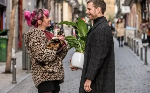 Javier y Ariana. Foto: (Netflix)