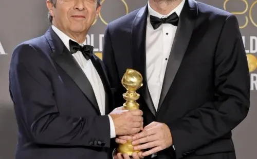 Ricardo Darín y Santiago Mitre en los Premios Globo de Oro (Getty).
