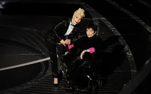 Lady Gaga junto a Liza Minnelli en los Premios Oscar 2022 (Getty).