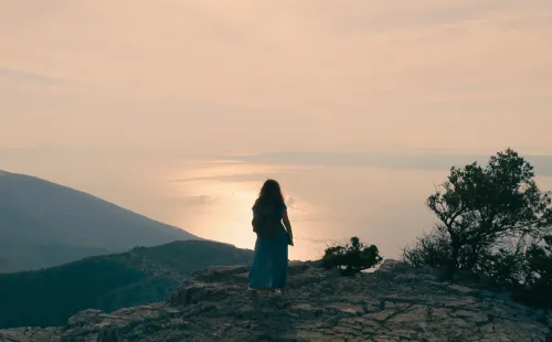 El paisaje de Muy lejos de aquí es fascinante. Foto: (Netflix)