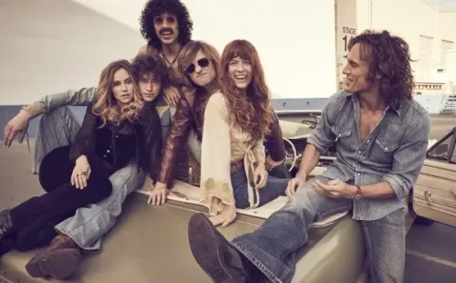 Suki Waterhouse forma parte del elenco de Daisy Jones & The Six (IMDb).