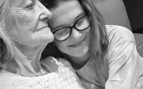 Millie Bobby Brown con su abuela Ruth (Instagram @milliebobbybrown).