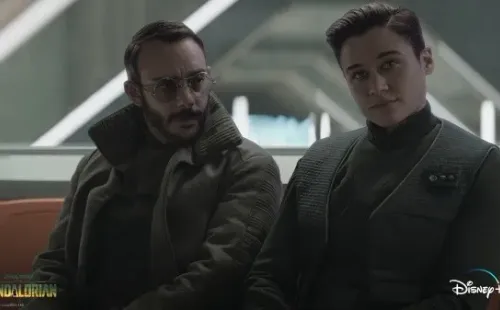 Omid Abtahi interpreta a Dr. Pershing en The Mandalorian (Disney+).