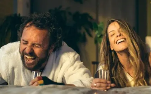Laura Acuña y John Álex Toro protagonizan El último hombre sobre la Tierra (IMDb).