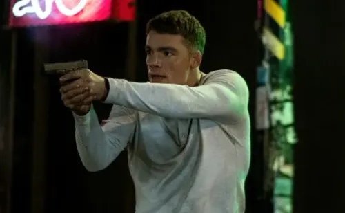 Gabriel Basso protagoniza El agente nocturno (Netflix).
