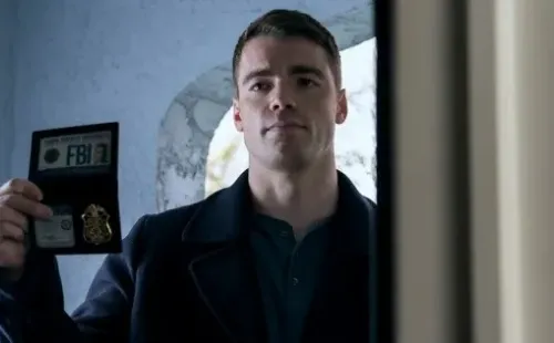 Gabriel Basso protagoniza El agente nocturno (Netflix).
