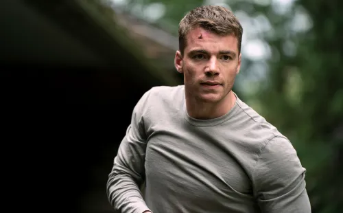 Gabriel Basso en El agente Nocturno. Foto: (Netflix)