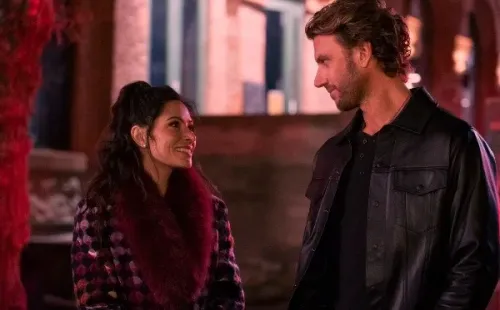 Sarah Shahi y Adam Demos. Foto: (Netflix)