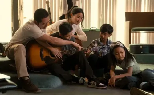 Steven Yeun y Ali Wong protagonizan Bronca (Netflix).