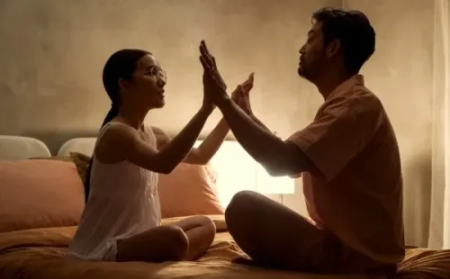 Steven Yeun y Ali Wong protagonizan Bronca (Netflix).