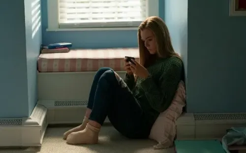 Elle Fanning protagoniza The Girl From Plainville (IMDb).