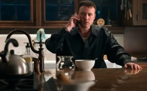 Emory Cohen es Moss Yankov (Netflix).