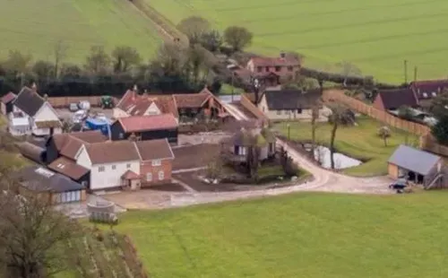 La “pequeña ciudad” que Ed Sheeran construyó en territorio británico (Instagram)