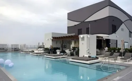 Una enorme piscina en esta casa-edificio que la colombiana tiene en Miami (MLS)