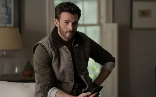 Chris Evans protagoniza Ghosted (Apple TV+).