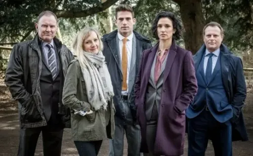 Indira Varma protagonizó otra serie de misterio en la plataforma de streaming (Netflix).