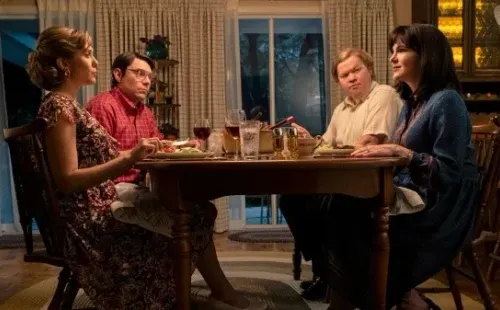 Elizabeth Olsen y Jesse Plemons protagonizan Love & Death (HBO Max).
