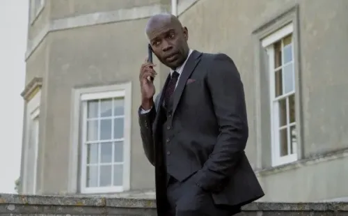 David Gyasi es Austin Dennison (Netflix).