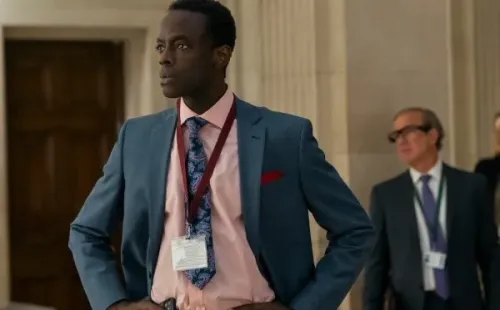 Ato Essandoh es Stuart Hayford (Netflix).
