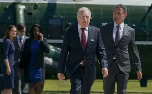 El presidente Rayburn es interpretado por Michael McKean en La Diplomática (Netflix).