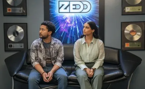 Lily Singh y Tahj Mowry. Foto: (Disney +)