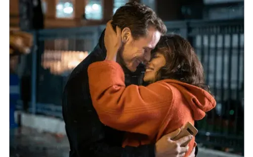 Sam Heughan y Priyanka Chopra Jonas. Foto: (Sony Pictures)