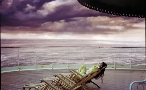 Primer vistazo a Emma Stone en Poor Things (Searchlight Pictures).