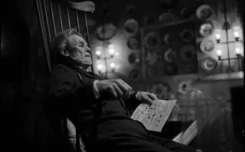 Primer vistazo a Willem Dafoe en Poor Things (Searchlight Pictures)