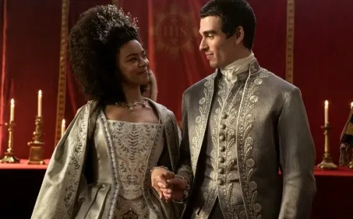 Corey Mylchreest interpreta al rey George en Queen Charlotte: a Bridgerton story (Netflix).