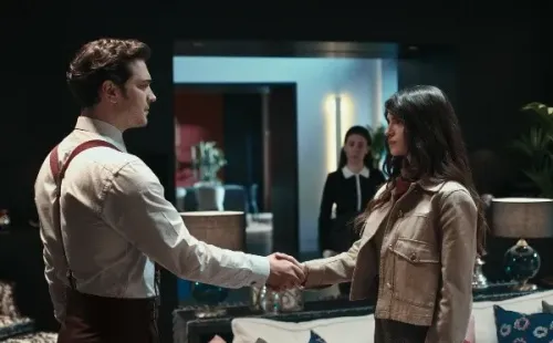 Çağatay Ulusoy y Şifanur Gül. Foto: (Netflix)