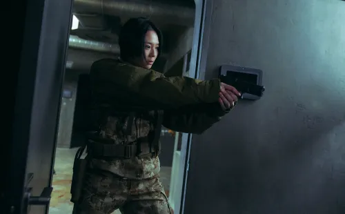 Esom es Major Jung Seol-ah (Netflix).