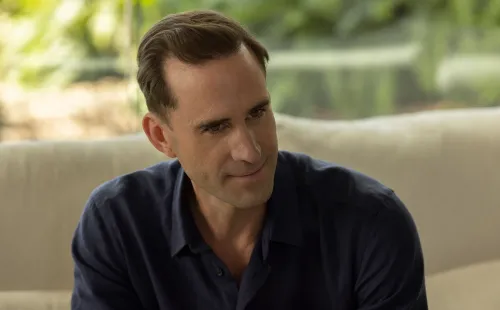 Joseph Fiennes es Adrian Lovell (Netflix).