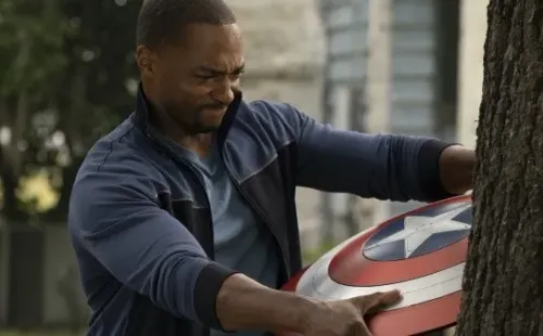 Sam Wilson heredó el escudo de Capitán América. Foto: (Disney +)