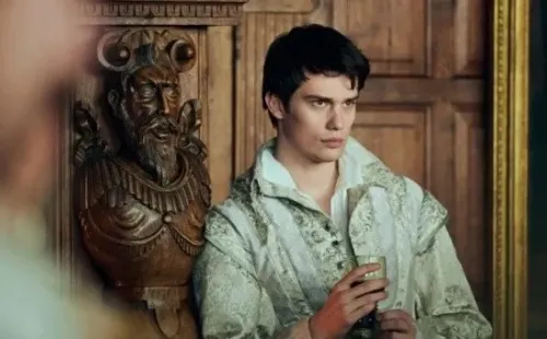 Nicholas Galitzine y Julianne Moore protagonizan Mary & George (AMC).
