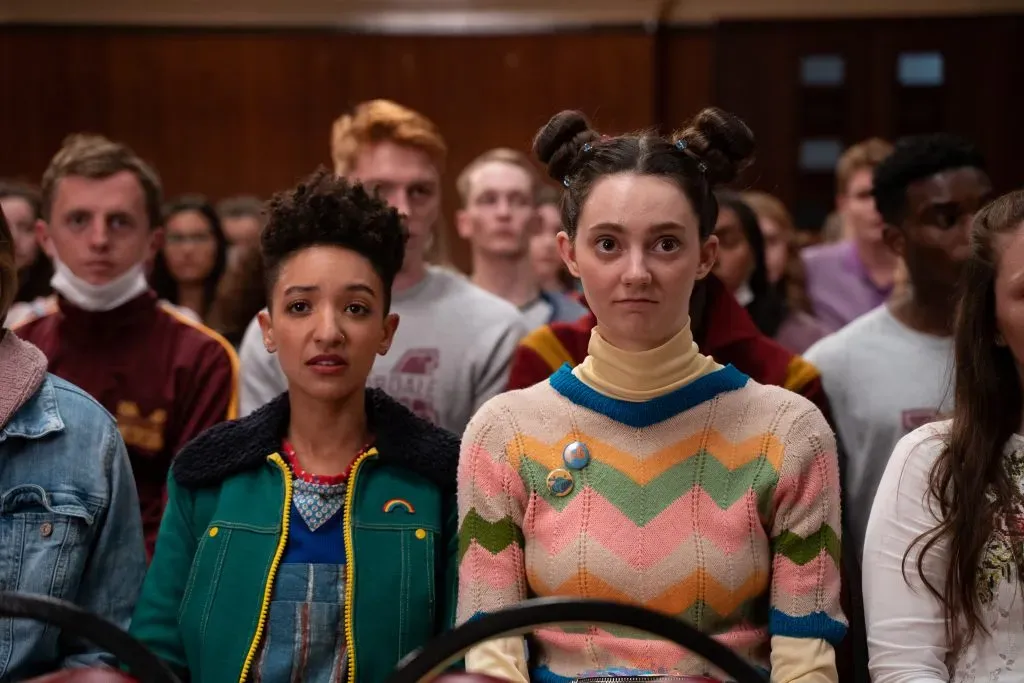 Tanya Reynolds y Patricia Allison interpretan a Lily y Ola en Sex Education (Netflix).