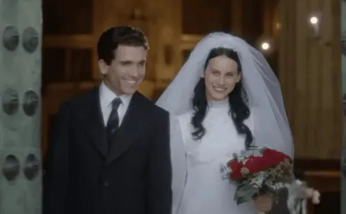Lola y Adolfo pensaban que vivirían un sueño, pero pronto este se convierte en una pesadilla. Imagen: @TrailersInSpanish.