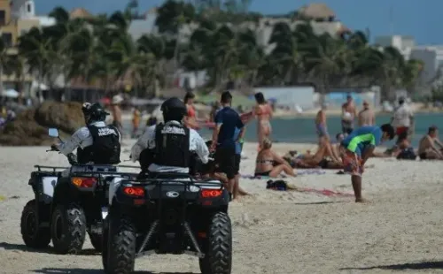 La policía patrullando las playas de una de las ciudades con más presencia de turistas (Imago)