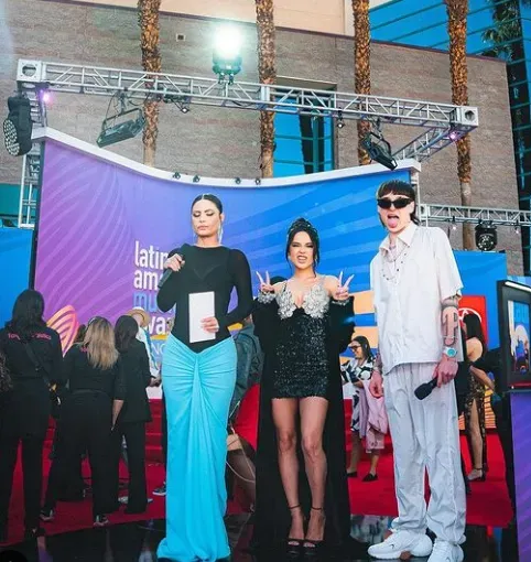La Doble P en la ceremonia de los Latin American Music Awards. Imagen: @pesopluma.