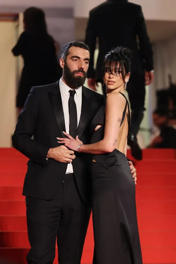 Dua Lipa y su pareja, el cineasta Romain Gavras, en el Festival de Cannes (Getty).
