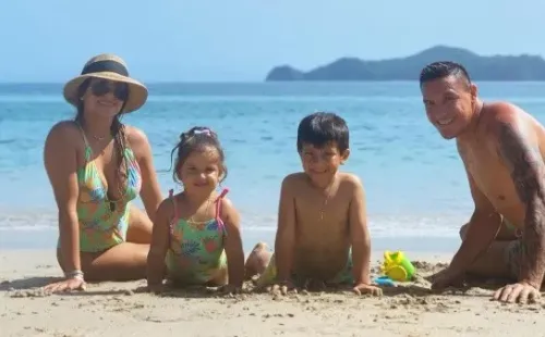David, Stacy y su hermosa familia; hoy todos son hinchas a distancia de La Sele (Facebook David Guzmán)